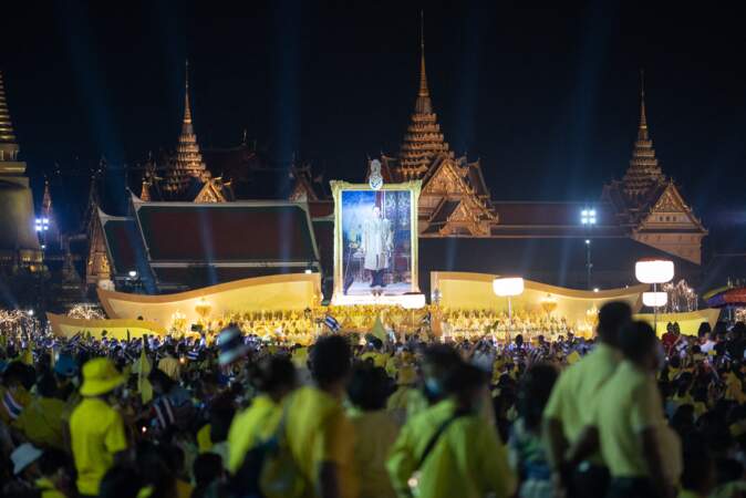 La foule devant le Grand palais de Bangkok, ce samedi 5 décembre