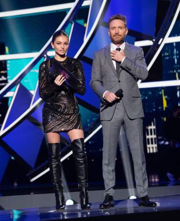 La sublime Thylane Blondeau, en robe de soirée cintrée, au côté de David Guetta, sur la scène des NRJ Music Awards 2020.