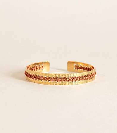 Bracelet "Safi" doré brodé de fils rouges, 95 euros, Camille Enrico.