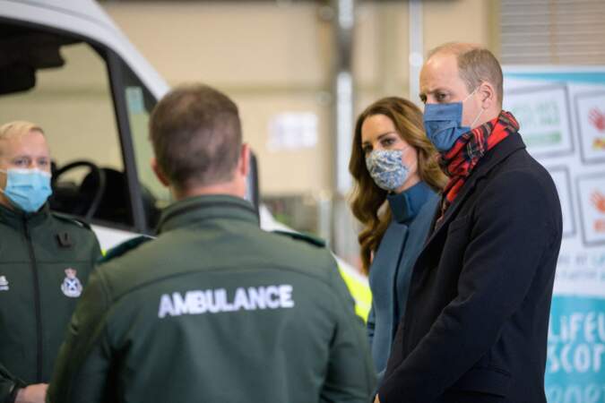 Le prince William, duc de Cambridge et Kate Middleton visitent un centre de secours à Newbridge en Ecosse, le 7 décembre 2020