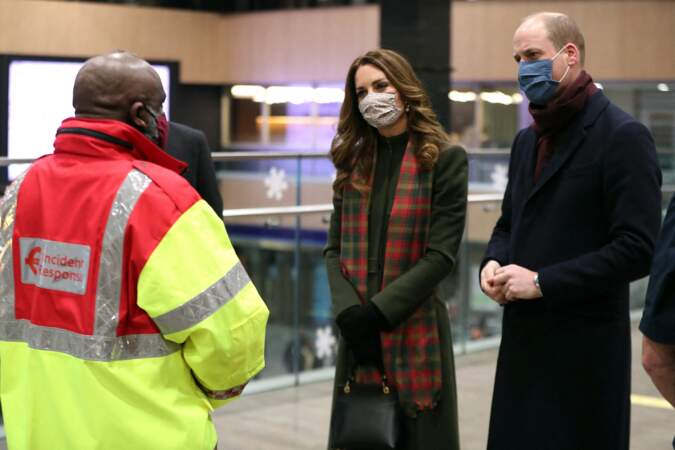 Kate Middleton et le prince William discutent avec un employé à la Gare d'Euston dans le cadre d'une tournée à travers le Royaume Uni, le 6 décembre 2020
