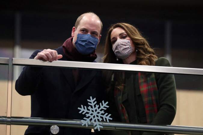 Le prince William et Kate Middleton prennent un train à la Gare d'Euston pour une tournée à travers le Royaume Uni, le 6 décembre 2020.
