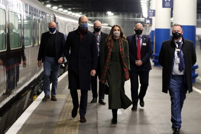 Le prince William et Kate Middleton se dirigent vers le train à la Gare d'Euston pour une tournée à travers le Royaume Uni, le 6 décembre 2020.
