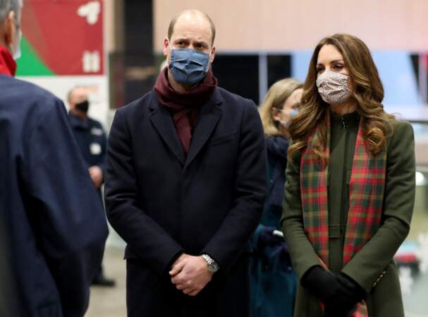 Le prince William et Kate Middleton prennent un train à la Gare d'Euston pour une tournée à travers le Royaume Uni, le 6 décembre 2020
