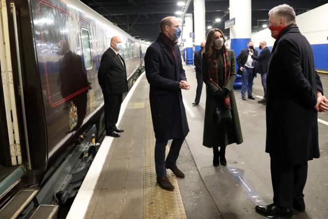 Les époux de Cambridge prennent un train à la Gare d'Euston pour une tournée à travers le Royaume Uni, le 6 décembre 2020.
