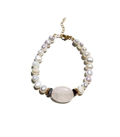 Bracelet "Love Note" à perles blanches et quartz rose, 130 euros, Holi Editions.