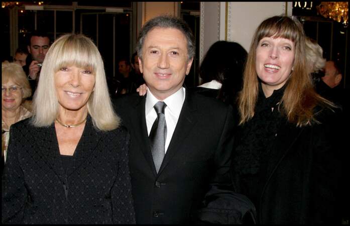 Michel Drucker, épanoui, aux côtés de sa femme, Dany Saval et de sa belle-fille, Stéphanie Jarre, en 2007.