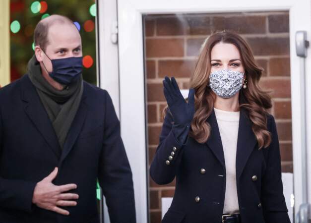 Le prince William et Kate Middleton arrivent au Batley Community Center, West Yorkshire pour rencontrer des bénévoles qui ont soutenu des membres âgés de la communauté tout au long de l'épidémie de coronavirus, le deuxième jour d'une tournée de trois jours à travers le pays, le 7 décembre 2020