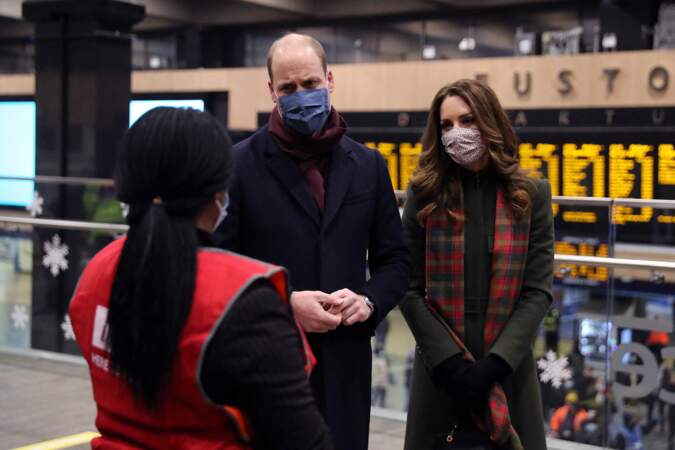 Le prince William et Kate Middleton échangent avec une employée à la Gare d'Euston, le 6 décembre 2020