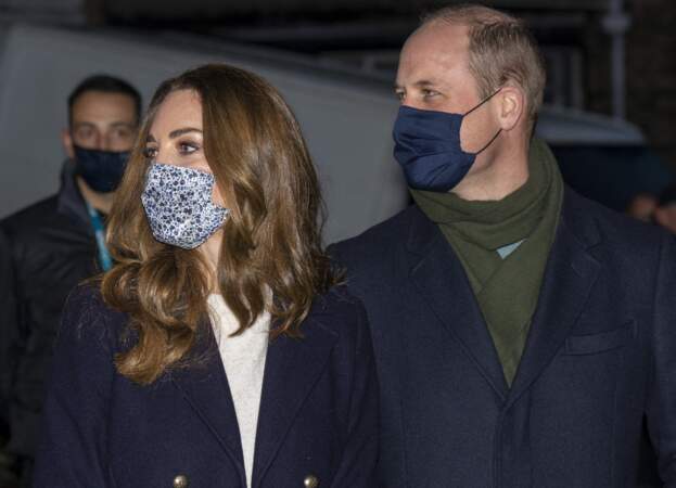 Le prince William et Kate Middleton arrivent le 7 décembre au Batley Community Center, West Yorkshire pour rencontrer des bénévoles qui ont soutenu des personnes âgées  tout au long de l'épidémie de coronavirus (covid-19), le deuxième jour d'une tournée de trois jours à travers le pays. 