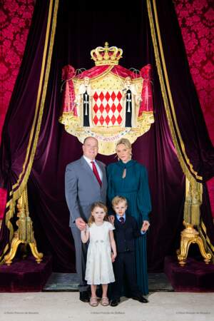 Le Prince Albert et la Princesse Charlène avec leurs enfants le Prince Héréditaire Jacques et la Princesse Gabriella : la famille princière de Monaco réunie sur la photo officielle dévoilée sur les réseaux sociaux du palais le 1er décembre 2019. 