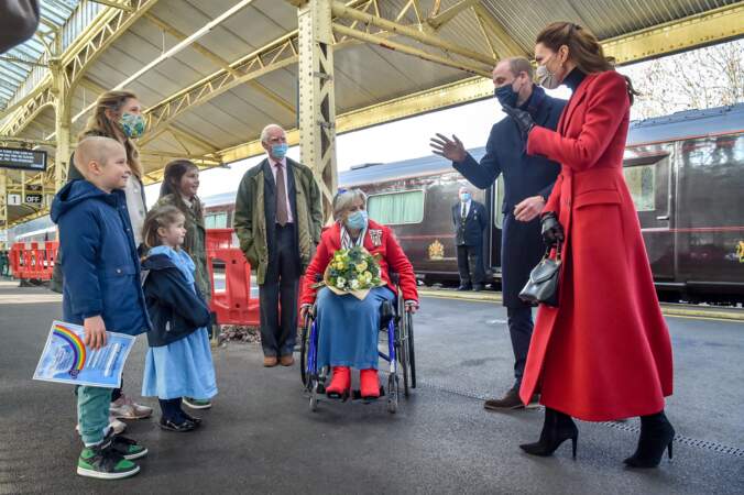Kate Middleton et le prince William, duc de Cambridge, arrivent à la gare de Bath, avant de se rendre dans un centre de soins pour rendre hommage aux efforts du personnel tout au long de la pandémie de COVID-19, au 3ème jour de leur déplacement au Pays de Galles, le 8 décembre 2020