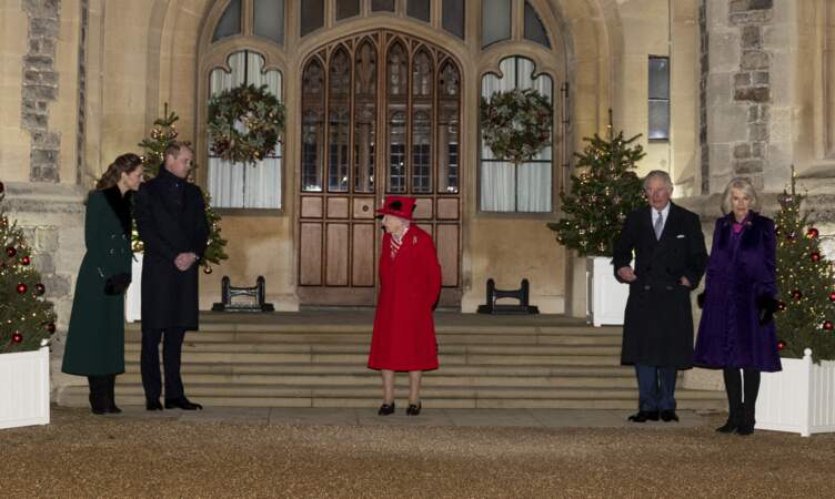 Les membres principaux de la famille royale devant le château de Windsor pour remercier les membres de l'Armée du Salut et tous les bénévoles qui apportent leur soutien pendant l'épidémie de coronavirus et à Noël, le 8 décembre 2020.