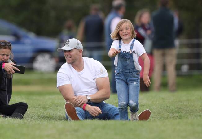 Mike Tindall joue avec sa fille Mia dans l'herbe pendant que sa femme Zara Tindall participe à la compétition Land Rover Burghley Horse Trials à Stamford, le 7 septembre 2019.