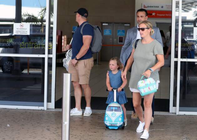 Zara Tindall, enceinte de son deuxième enfant, aux côtés de son mari Mike Tindall et leur fille Mia Grace, en 2018. 