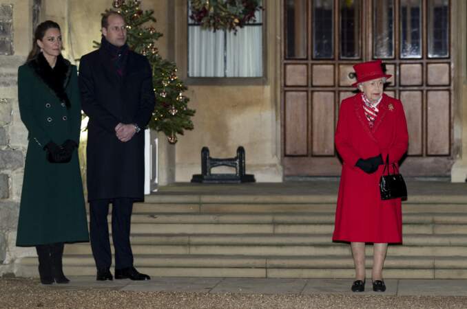 Kate Middleton, le prince William et la reine Elizabeth II devant le château de Windsor pour remercier les membres de l'Armée du Salut et tous les bénévoles qui apportent leur soutien pendant l'épidémie de coronavirus et à Noël, le 8 décembre 2020
