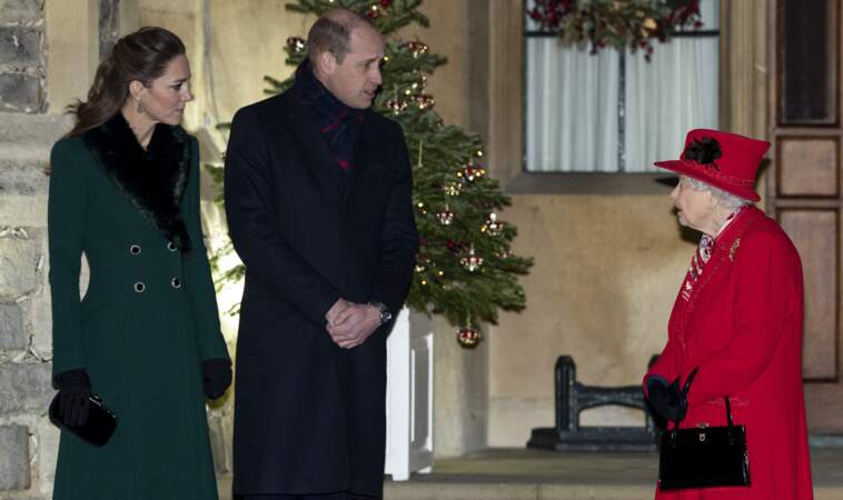 Kate Middleton, le prince William et la reine Elizabeth II devant le château de Windsor pour remercier les membres de l'Armée du Salut et tous les bénévoles qui apportent leur soutien pendant l'épidémie de coronavirus et à Noël, le 8 décembre 2020