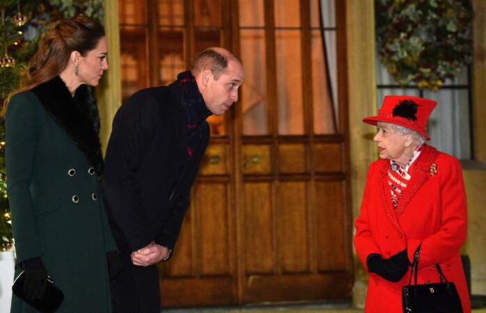 Kate Middleton, le prince William et la reine Elizabeth II devant le château de Windsor pour remercier les membres de l'Armée du Salut et tous les bénévoles qui apportent leur soutien pendant l'épidémie de coronavirus et à Noël, le 8 décembre 2020