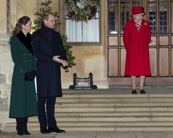 Les époux de Cambridge et la reine Elizabeth II devant le château de Windsor pour remercier les membres de l'Armée du Salut et tous les bénévoles qui apportent leur soutien pendant l'épidémie de coronavirus et à Noël, le 8 décembre 2020