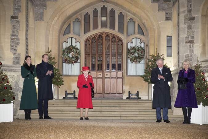 Kate Middleton, le prince William, la reine Elizabeth II, le prince Charles et Camilla Parker Bowles devant le château de Windsor pour remercier les membres de l'Armée du Salut et tous les bénévoles qui apportent leur soutien pendant l'épidémie de coronavirus et à Noël, le 8 décembre 2020.