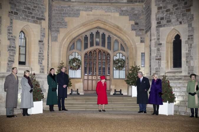 La famille royale se réunit devant le chateau de Windsor, le 8 décembre 2020.