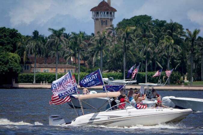 Pendant la campagne présidentielle, Mar-a-Lago a été le lieu de rassemblements pro-Trump, comme ces bateaux avec des drapeaux à l'égérie du président américain. 