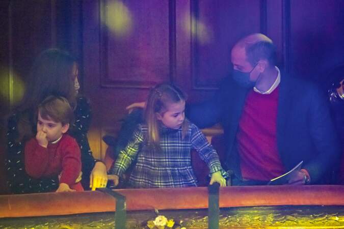 La princesse Charlotte et le prince Louis entre leurs parents, le prince William et Kate Middleton au London Palladium