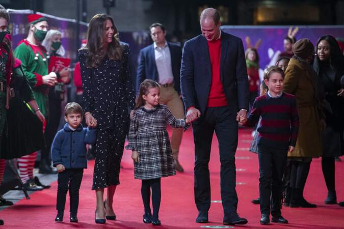 Le prince William et Kate Middleton, accompagnés de leurs enfants, sur le tapis rouge du London Palladium, à l'occasion d'une soirée au dédiée aux personnes mobilisées pendant la pandémie.