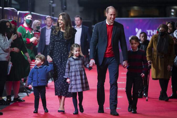 Le prince William et Kate Middleton arrivent avec leurs enfants le prince George, la princesse Charlotte et le prince Louis au London Palladium