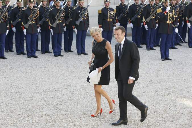 Tout sourire, Brigitte et Emmanuel Macron arrivaient sur le parvis de l'Élysée en 2015