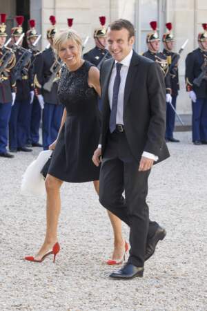 Brigitte et Emmanuel Macron ravis de retrouver le président François Hollande lors d'un diner en l'honneur des souverains espagnols à l'Elysée
