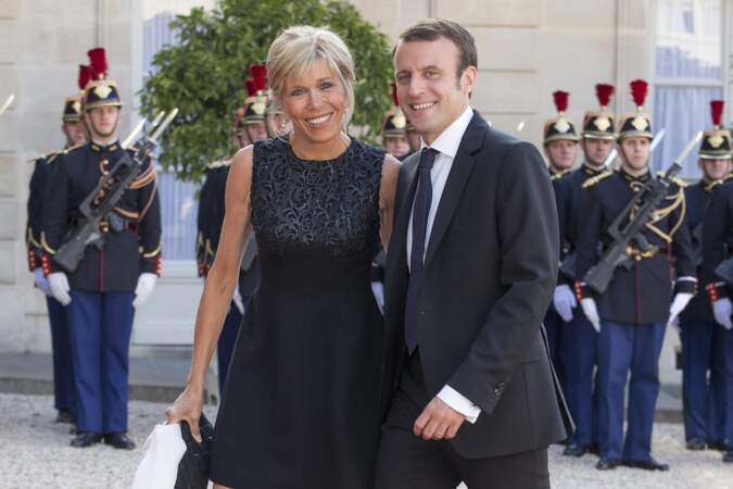 Dans une très chic robe noire, Brigitte Macron s'est rendue aux côtés de son mari Emmanuel Macron à un diner organisé par l'Elysée en 2015
