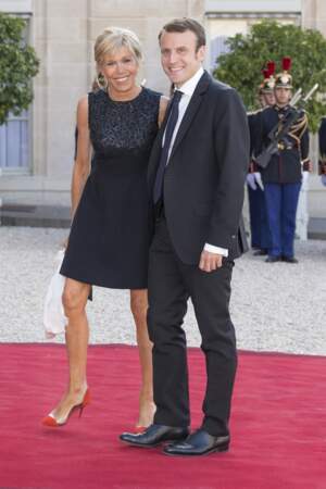 Emmanuel et Brigitte Macron prenaient la pose devant les photographes au palais de l'Elysée en 2015