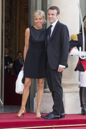 Sur le perron de l'Elysée, Emmanuel et Brigitte Macron se rendaient à diner organisé en l'honneur du couple royal espagnol 
