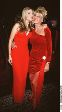 Ivanka Trump accompagne sa mère, Ivana à une soirée en février 1998. 