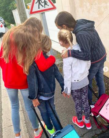 Les quatre enfants de Elodie Gossuin et Bertrand Lacherie en route vers l'école.