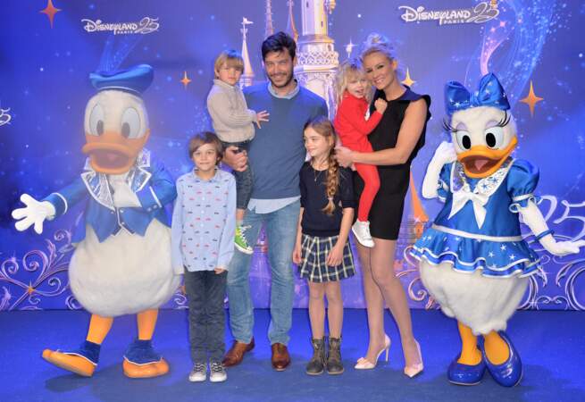Elodie Gossuin, Bertrand Lacherie et leurs 4 enfants  Rose, Jules, Joséphine et Léonard au 25 ème anniversaire de Disneyland Paris en 2017.