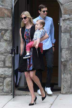 Ivanka Trump, avec son époux Jared Kushner et leur petit dernier, Theodore, à la sortie de leur domicile à Washington DC, le 28 juillet 2017. 