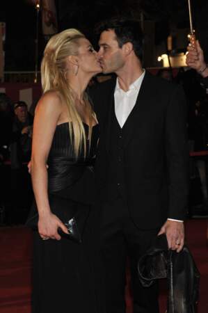 Elodie Gossuin et Bertrand Lacherie s'embrassent tendrement aux NRJ Music Awards à Cannes en 2012.