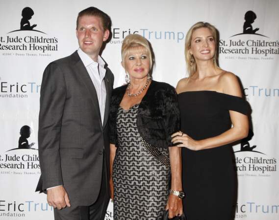 Ivanka Trump, avec sa mère Ivana et son frère cadet, Eric, lors du 8ème tournoi de golf annuel Eric Trump à New York, le 15 septembre 2014.