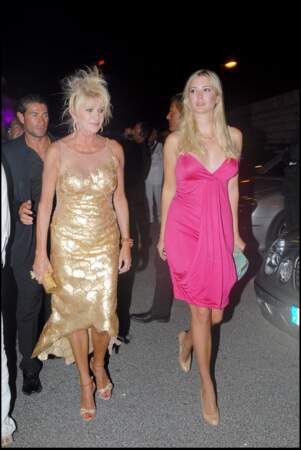 Fantasque, Ivana Trump a souvent emmené sa fille, Ivanka, en soirée, comme ici, à bord 'un yacht, à Saint-Tropez, en août 2006. 