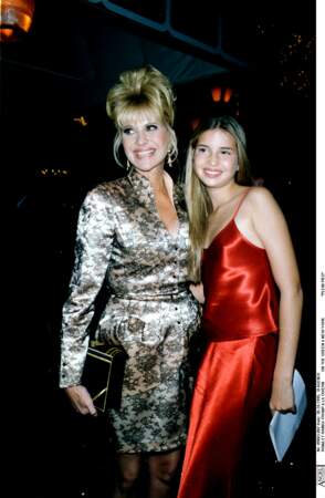 Encore adolescente, Ivanka Trump accompagne sa mère, Ivana, à des soirées, comme ici, en juillet 1995. 