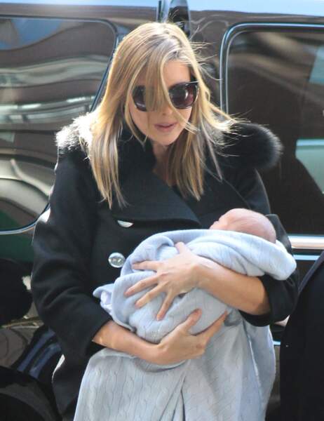 Ivanka Trump rentre chez elle avec son fils, Joseph, en octobre 2013, à New York. 