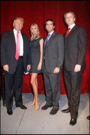 Ivanka Trump, entourée de son père, Donald Trump, et de ses frères, Donald Jr. et Eric Trump, lors d'une conférence de presse annonçant l'ouverture d'un complexe hôtelier à New York, en septembre 2007. 
