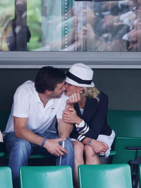 Elodie Gossuin et Bertrand Lacherie très tendres dans les tribunes de Roland-Garros en 2011.