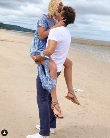 Bertrand Lacherie et Elodie Gossuin fous amoureux et seuls au monde sur une plage en août 2020.
