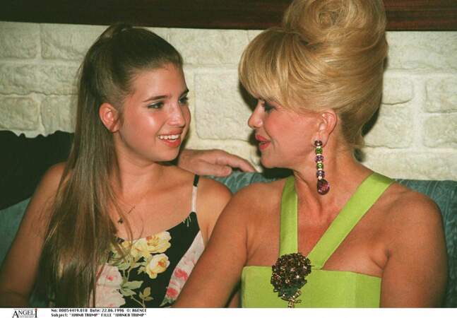 Ivanka Trump, avec sa mère Ivana, en juin 1996. 