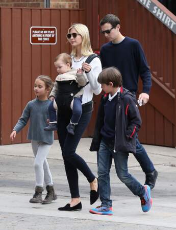 Ivanka Trump et son mari Jared Kushner font du shopping avec leurs enfants Arabella, Joseph et Theodore à Aspen, dans le Colorado, le 22 mars 2017.