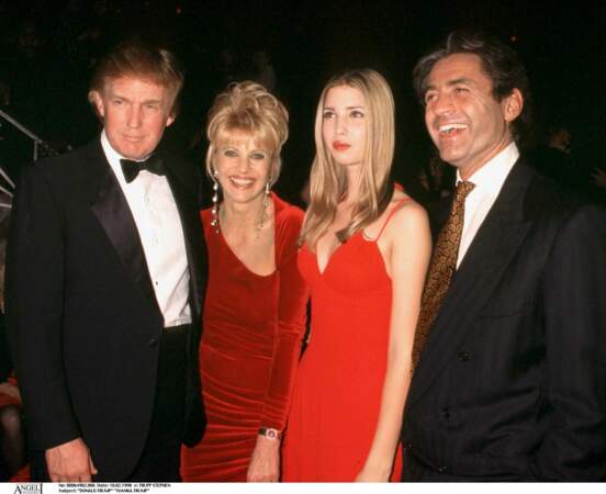 Ivanka Trump, avec son père, Donald, sa mère, Ivana et son beau-père, Roffredo Gaetini, en février 1998. 