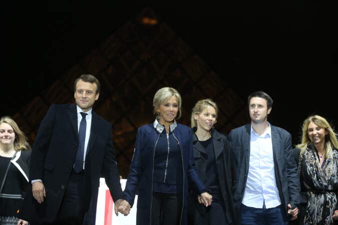 Emmanuel Macron célèbre en famille sa victoire à l'élection présidentielle, le 7 mai 2017.